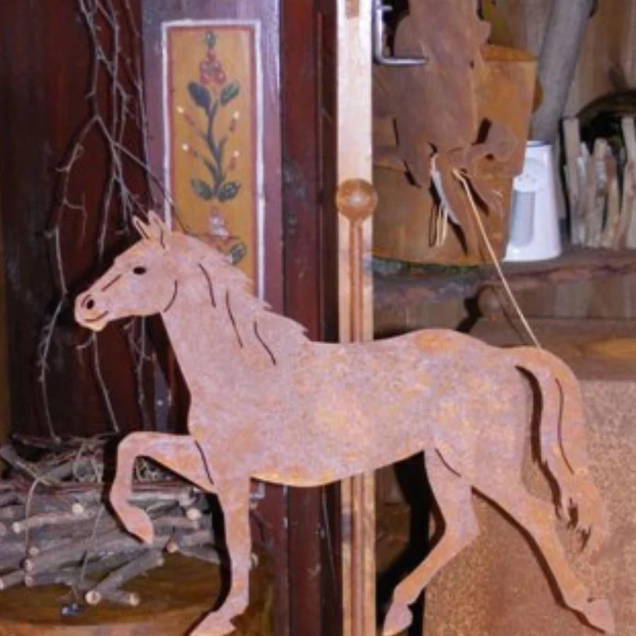 Pferd-Deko-Figur-aus-Metall-im-Edelrost-Design Deko Pferd auf Bodenplatte/Stecker – Bild 1